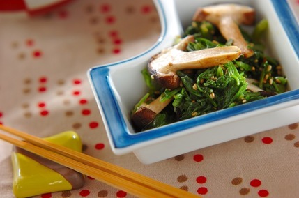 春菊とシイタケのゴマ和え