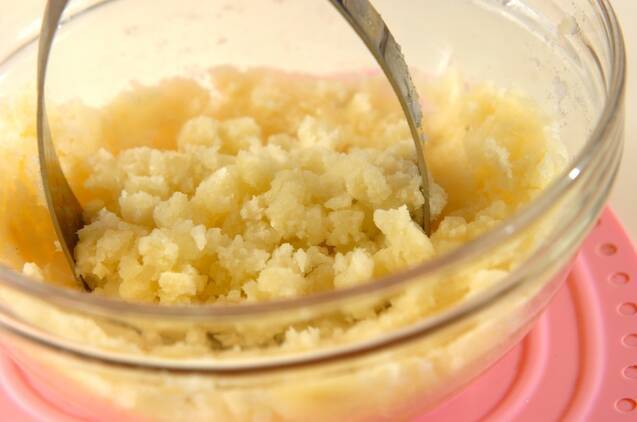 クルミとゴルゴンゾーラのスティック春巻きの作り方の手順2