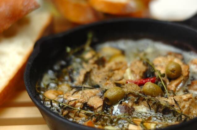 スキレットに入っている、サバ缶のアヒージョ