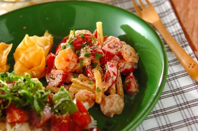 緑の皿に盛られた、オーロラソースのマカロニサラダ