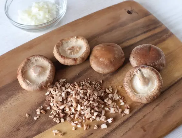 うまみじゅわーっと!しいたけ肉詰め 黄身添えの下準備1