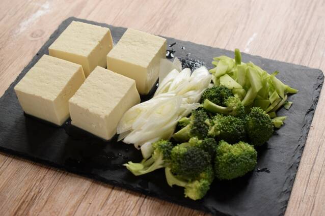 納豆とアサリとブロッコリーの熱々チゲの作り方の手順2