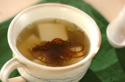もずくと豆腐のショウガ風味スープ