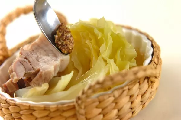 野菜くずを活用！春キャベツと豚バラのトロトロ煮込みの作り方3