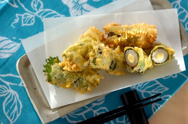 和の長方形のお皿にのったちくわのしそ巻き揚げ