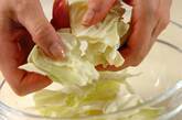 ちぎりキャベツのサラダの下準備1