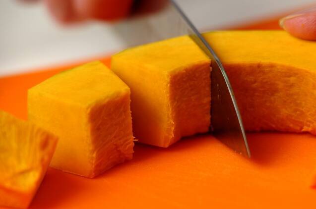 食パンカップに入ったパンプキンサラダの作り方の手順1