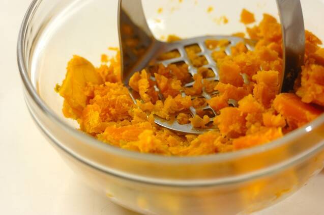 食パンカップに入ったパンプキンサラダの作り方の手順4