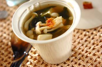 ホワイトシメジとワカメのスープ