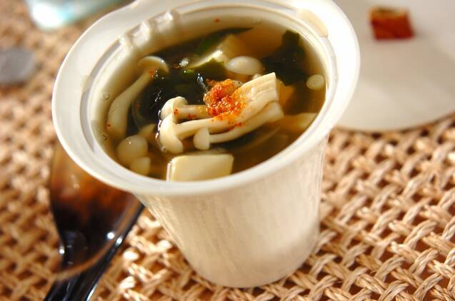 ホワイトシメジとワカメのスープ