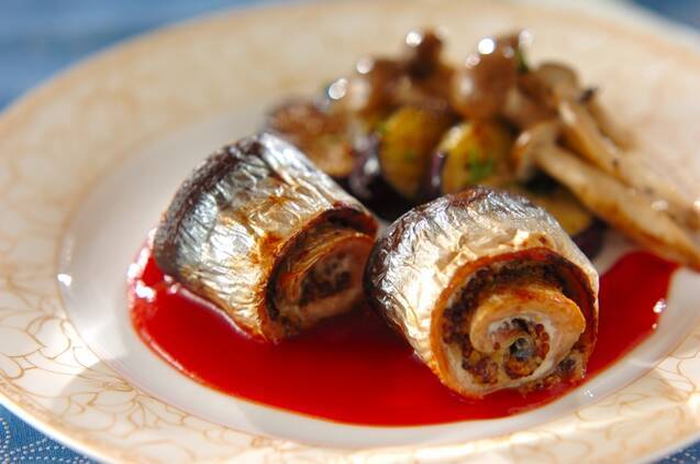 巻かれたさんまときのこが盛りつけられたお皿