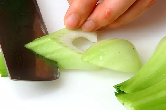 子供にも人気!チンゲン菜のクリーム煮の下準備1