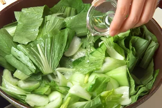 子供にも人気!チンゲン菜のクリーム煮の作り方1