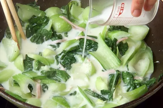 子供にも人気!チンゲン菜のクリーム煮の作り方3