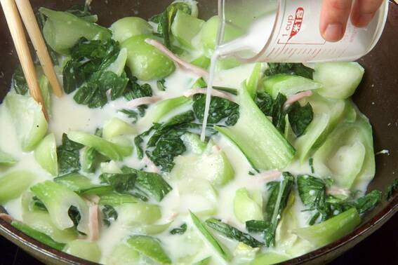 子供にも人気！チンゲン菜のクリーム煮の作り方の手順6