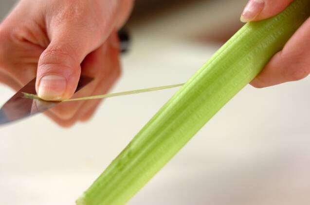 セロリの春巻きの作り方の手順1