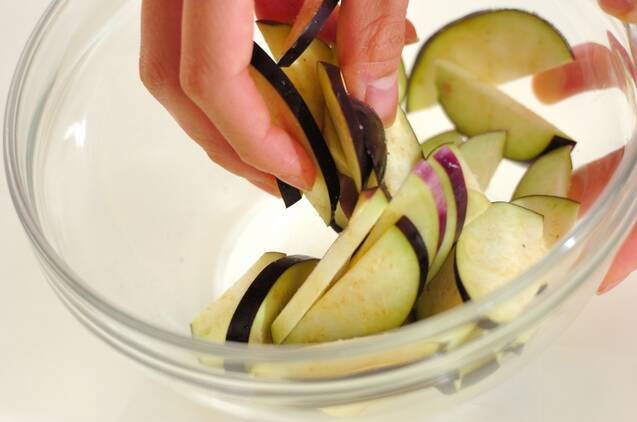 ナスとキュウリの塩もみの作り方の手順1