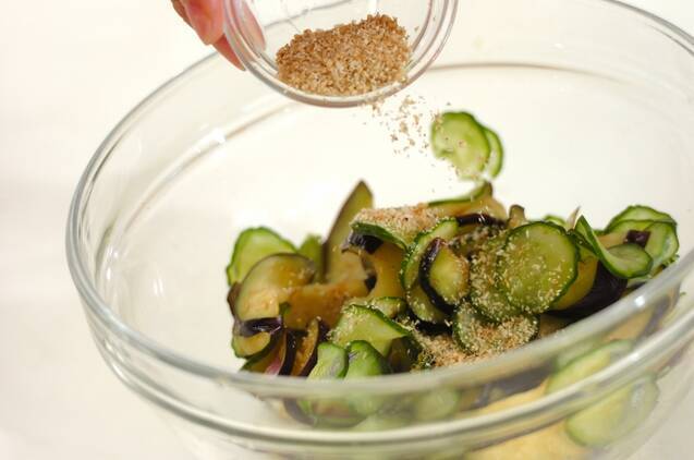 ナスとキュウリの塩もみの作り方の手順2