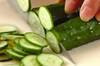 キュウリとワカメの酢の物の作り方の手順1