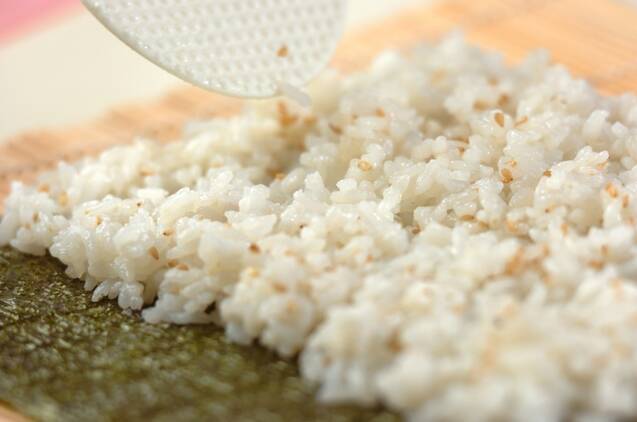 サーモンとアボカドの巻き寿司の作り方の手順3