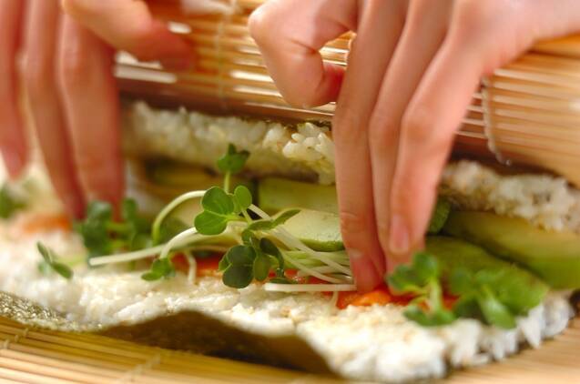 サーモンとアボカドの巻き寿司の作り方の手順5