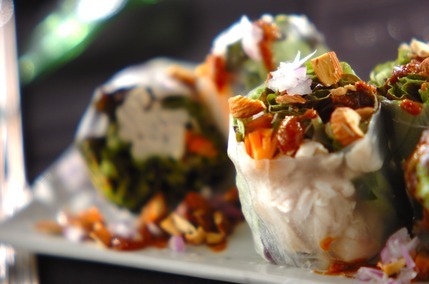 ゆで鶏の生春巻き、ナッツのピリ辛ソース