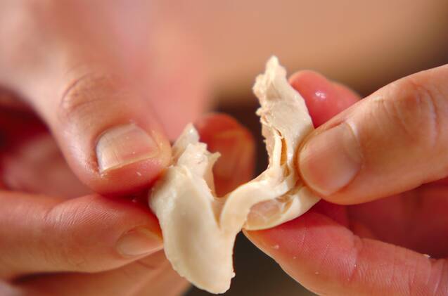 ゆで鶏の生春巻き、ナッツのピリ辛ソースの作り方の手順1