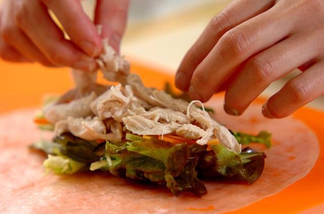 ゆで鶏の生春巻き、ナッツのピリ辛ソースの作り方の手順3