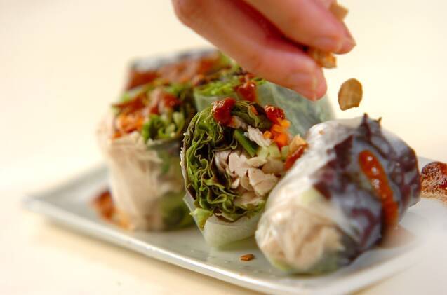 ゆで鶏の生春巻き、ナッツのピリ辛ソースの作り方の手順4