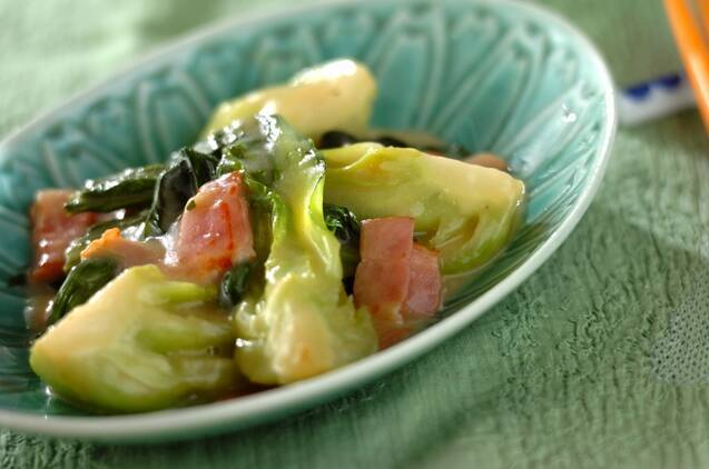 緑とピンクの絶品コンビ♪ チンゲン菜とベーコンのスープレシピ・作り方の画像