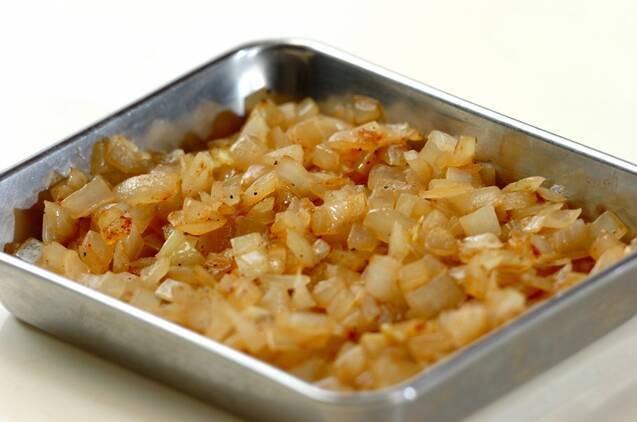 みんな大好き！とろ〜りとろけるチーズインハンバーグの作り方の手順2