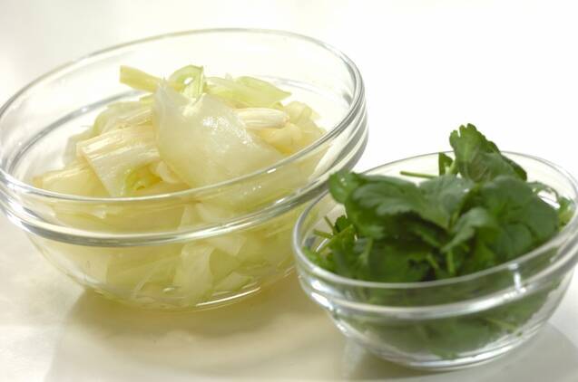 スライスセロリのエスニックサラダの作り方の手順1