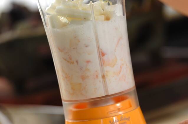 野菜がかくれんぼ！桃と白菜のスムージーの作り方の手順2