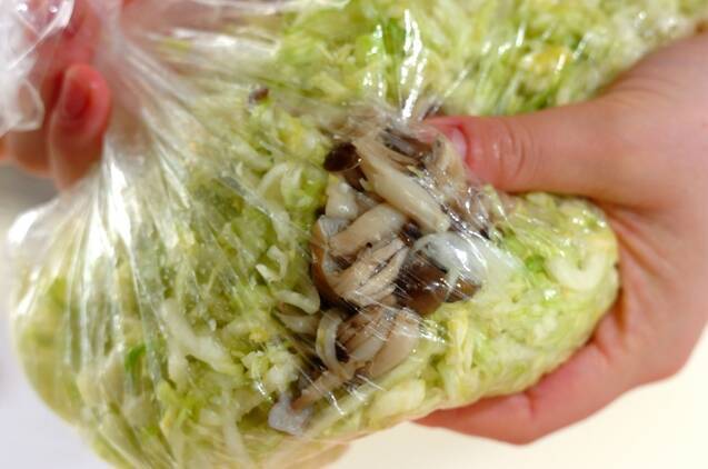 作り置きキャベツとシメジの塩麹もみの作り方の手順2
