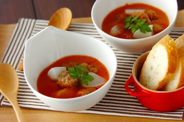 白いお皿に盛られた甘酒とトマトの肉団子スープ