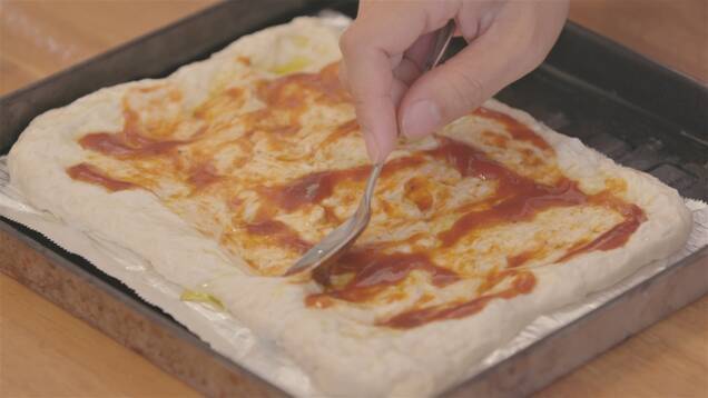 パン入門！どでかパン生地で作るフォカッチャ・ピザの作り方の手順5