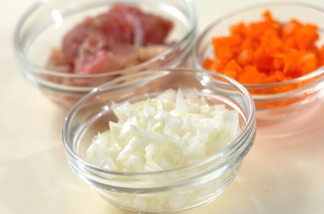 鶏肉のカレースープの作り方の手順1