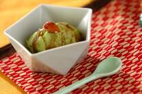 抹茶アイスのチョコソースがけ