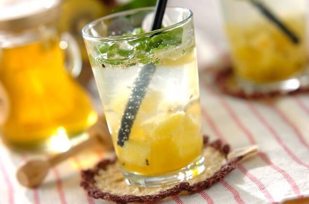 グラスに入ったキウイフルーツとミントのハニーソーダ