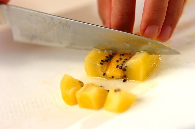 キウイとミントのハニーソーダの作り方の手順1