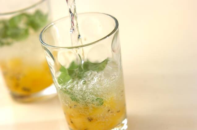 キウイとミントのハニーソーダの作り方の手順2