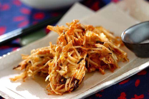 白い角皿の上のもやしとツナのかき揚げ