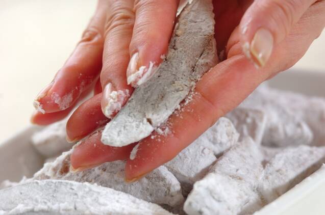 サクサク！ニンニクの香りが食欲そそる サバの竜田揚げの作り方の手順2