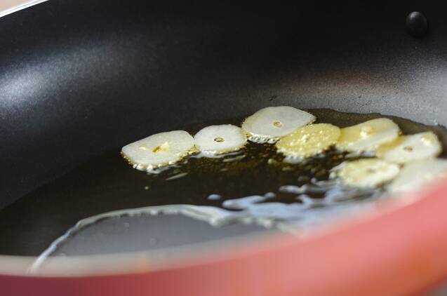 カレイのガーリックベーコンソテーの作り方の手順2