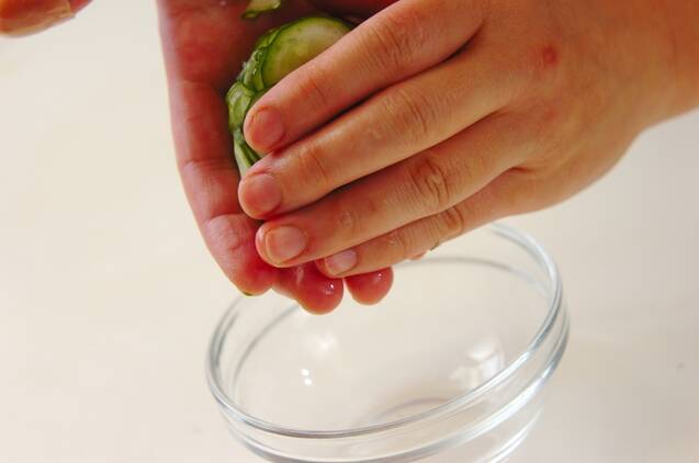 キュウリのおかかじょうゆの作り方の手順1