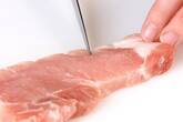 サクサクおいしい！定番豚ロース肉のとんかつの下準備1