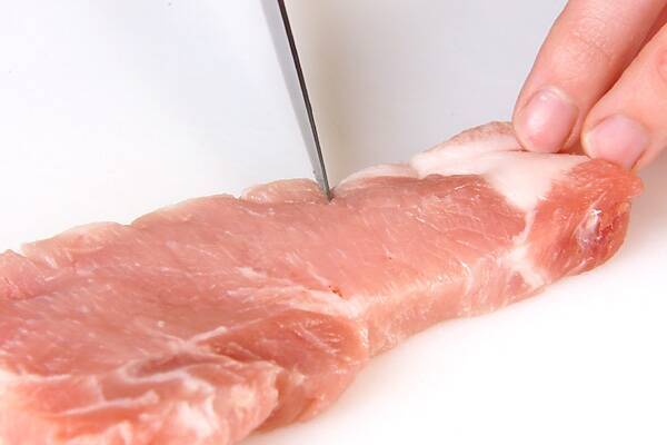 サクサクおいしい！定番豚ロース肉のとんかつの作り方の手順1