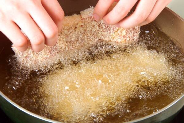 サクサクおいしい！定番豚ロース肉のとんかつの作り方の手順7