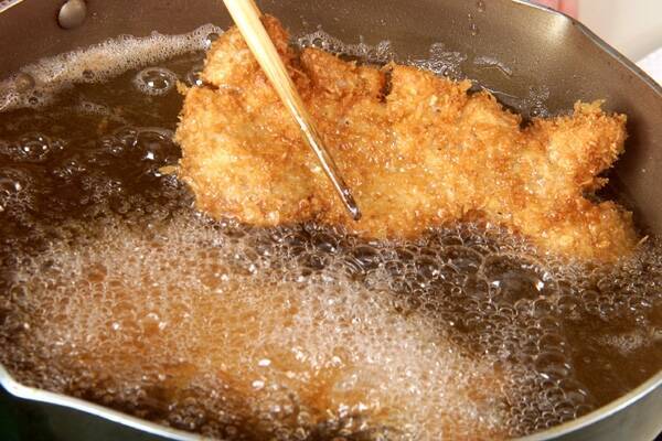 サクサクおいしい！定番豚ロース肉のとんかつの作り方の手順8
