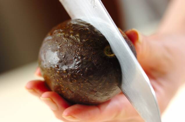 ブルスケッタのレシピ アボカドと生ハム 前菜にも by杉本 亜希子さんの作り方の手順1